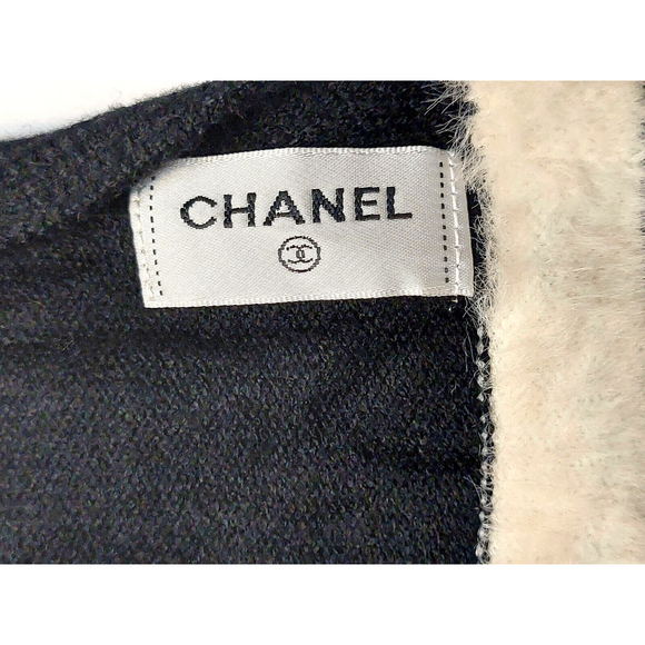 CHANEL Black & White Fur Scarf with Iconic Logo Pocket - Picture 16 of 16